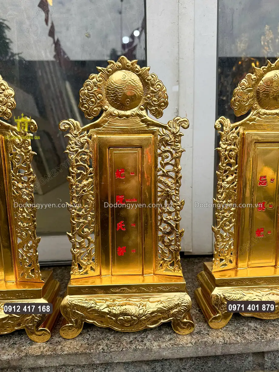 Nổi bật ở trung t&acirc;m b&agrave;i vị l&agrave; t&ecirc;n của gia chủ được chạm th&uacute;c theo lối tiếng H&aacute;n v&agrave; tiếng Việt